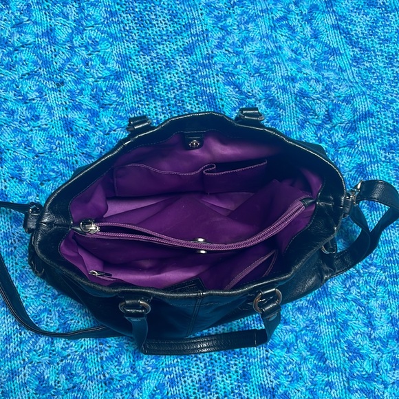 Black Coach purse with lots of storage pockets, good used condition - Picture 3 of 5